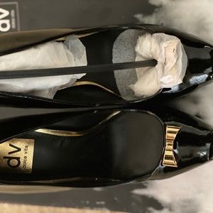 New Dolce Vita “Bunny” Patent Gold Bow Heel 7.5